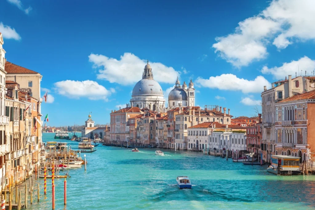 vista del canal grande e della basilica di santa maria della salute, idea di cosa vedere a venezia