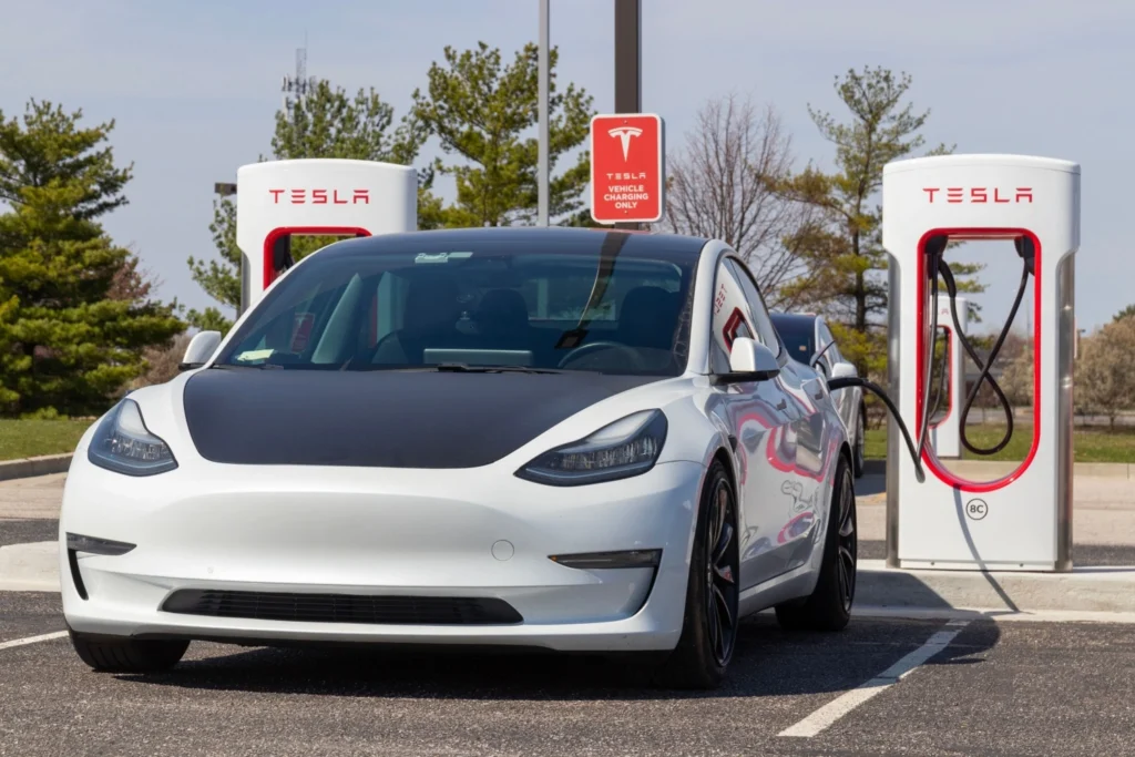 immagine di tesla auto elettrica per noleggio auto a breve termine