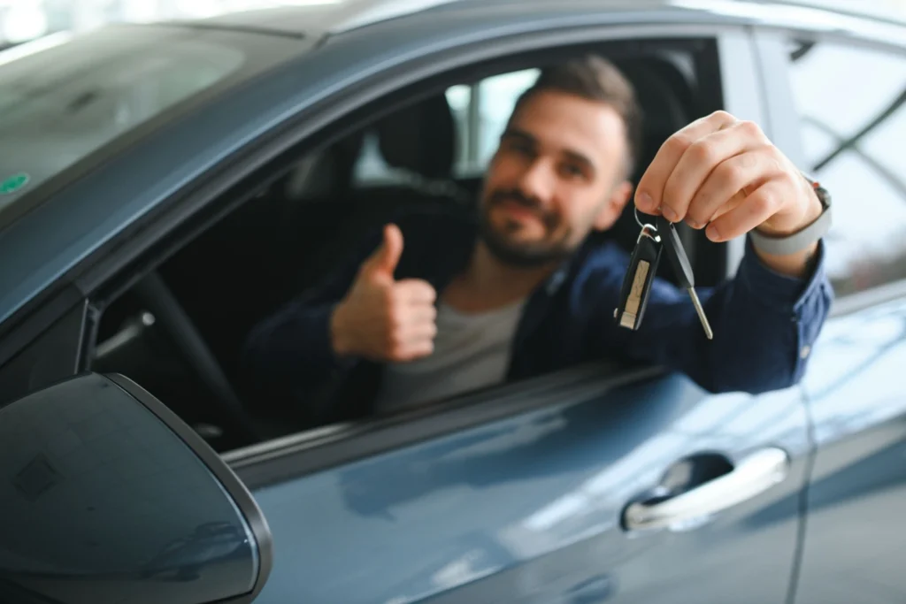 persona felice per aver deciso per il noleggio auto a breve termine