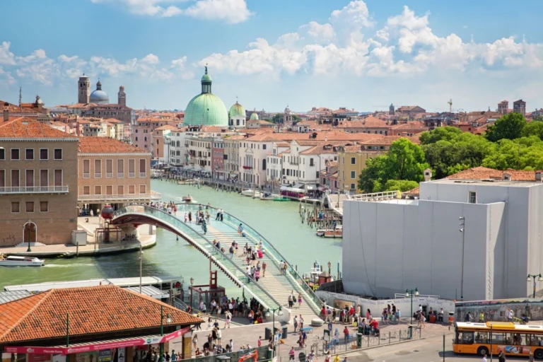 foto dall'alto di piazzale roma a venezia e della vicina zona antistante la stazione ferroviaria santa lucia