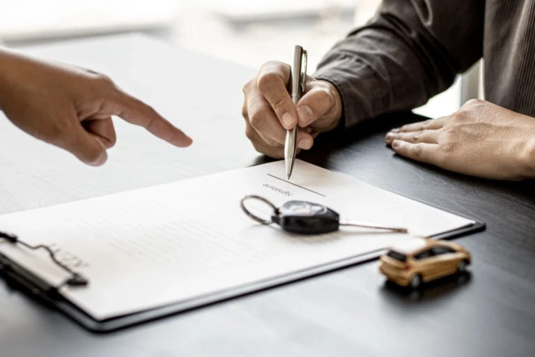firma di un contratto di noleggio auto a breve termine