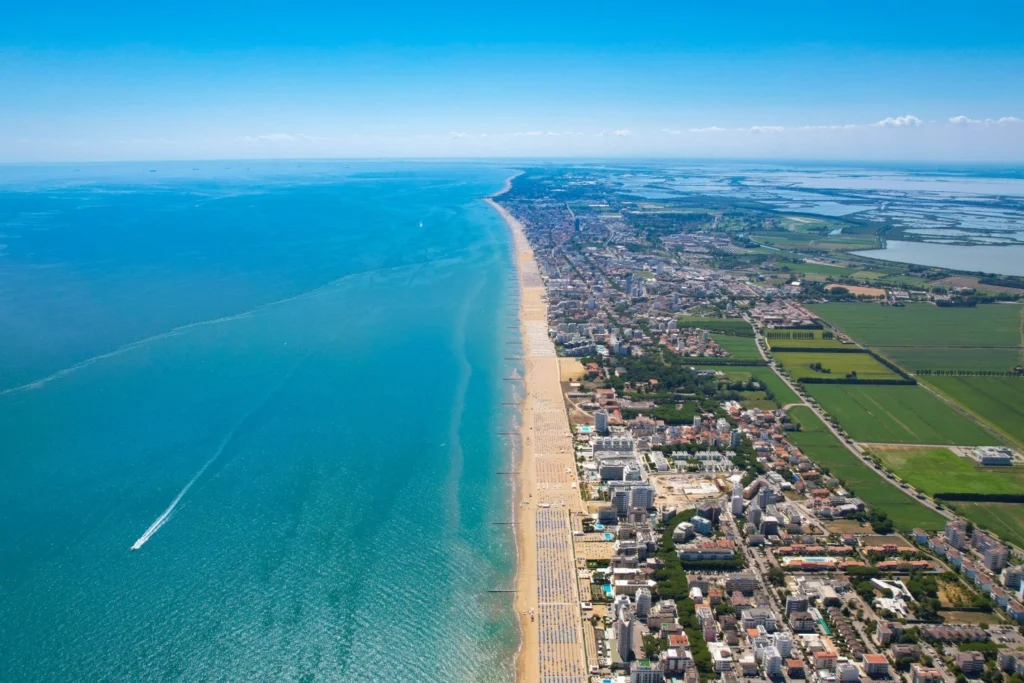 vista aerea di jesolo lido, meta delle vacanze estive di migliaia di persone