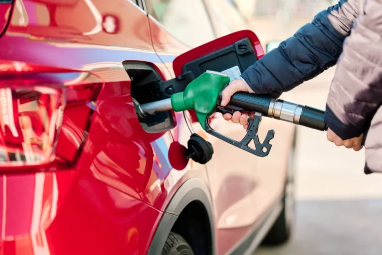 guidatore fa benzina alla pompa di rifornimento