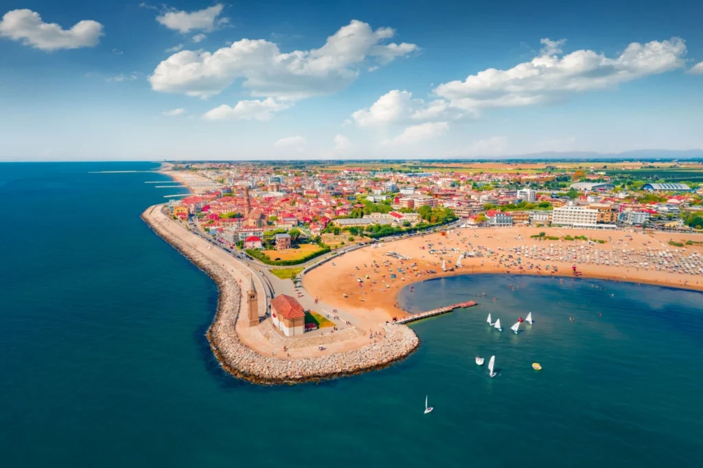 vista dall'alto della costa di caorle